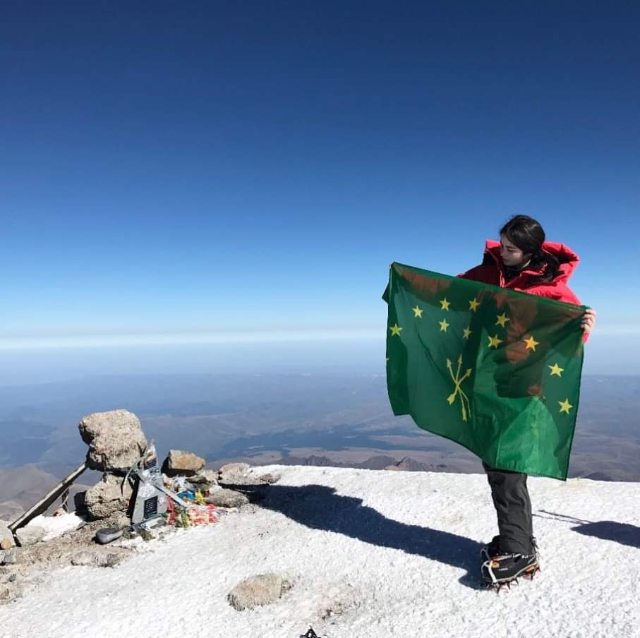 Çerkes Dağcı Alina Pekova Everest'in Zirvesinde İdi