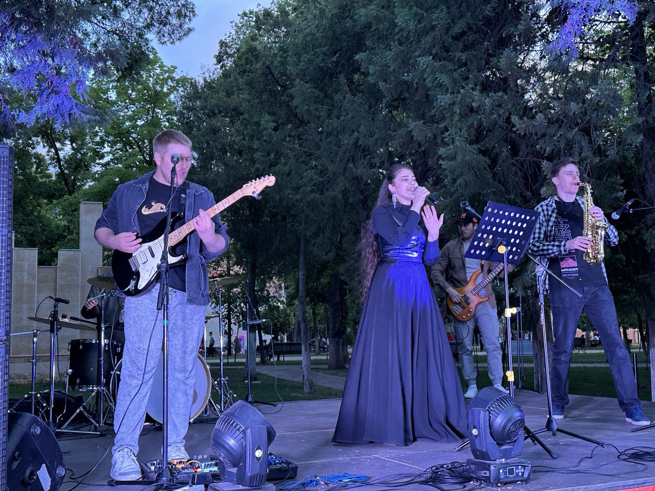 Karaçay-Çerkes Cumhuriyeti'nin Başkentinde Açık Hava Konserleri Yaz Sezonu Açıldı