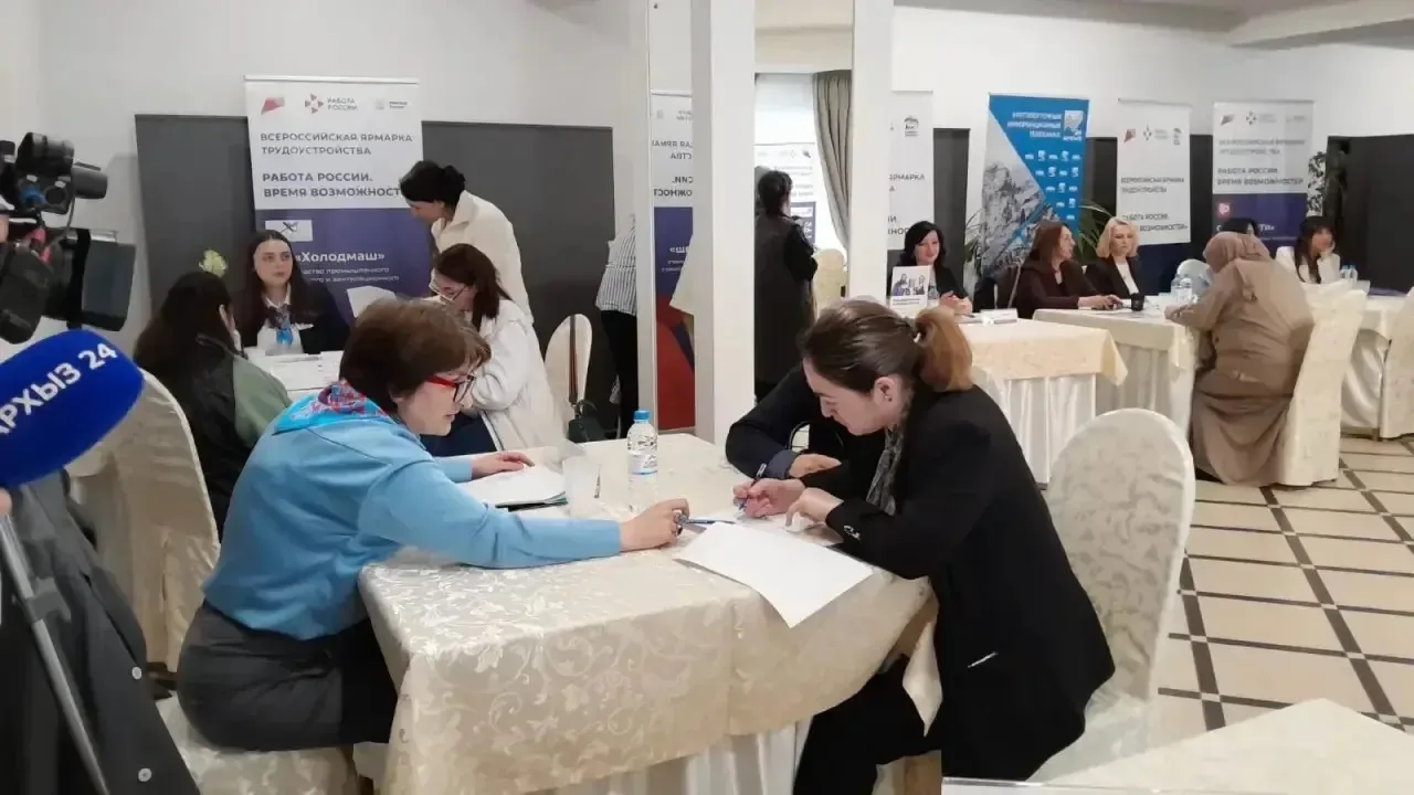 KÇC'nde düzenlenen Tüm Rusya İş Fuarı'nda iş arayanlara 300'den fazla iş imkanı sunuldu