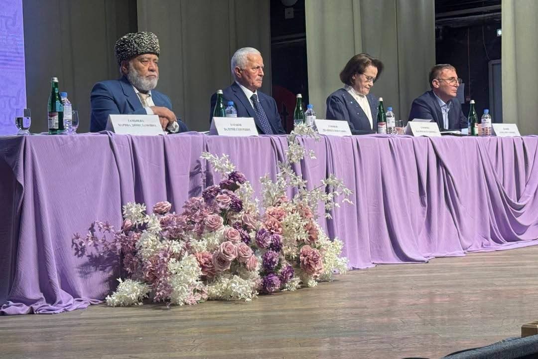 Çerkessk'te, Nogay Halkının Tarihi, Dili ve Kültürü Üzerine Bir Konferans Başladı